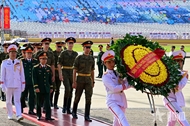 Foreign military delegations pay tribute to President Ho Chi Minh at his mausoleum